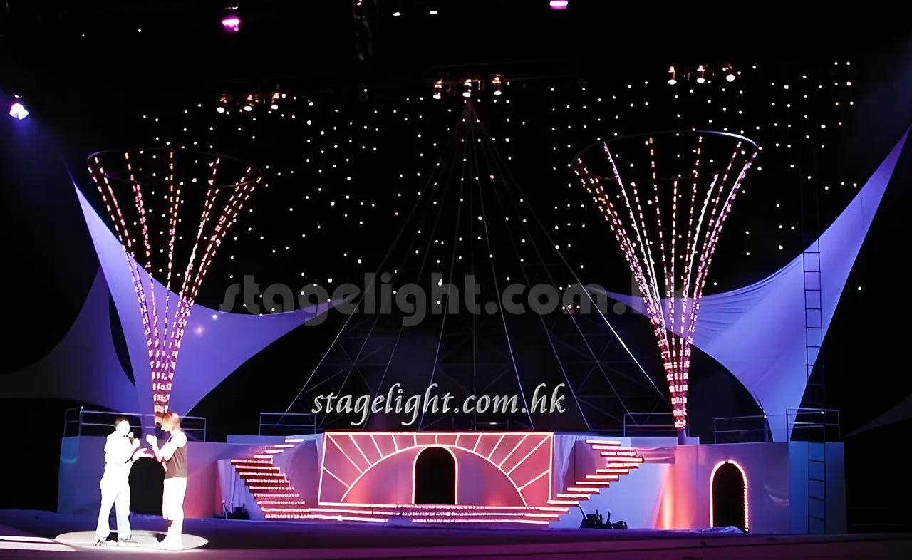 晚會舞台：光纖噴泉與星幕背景